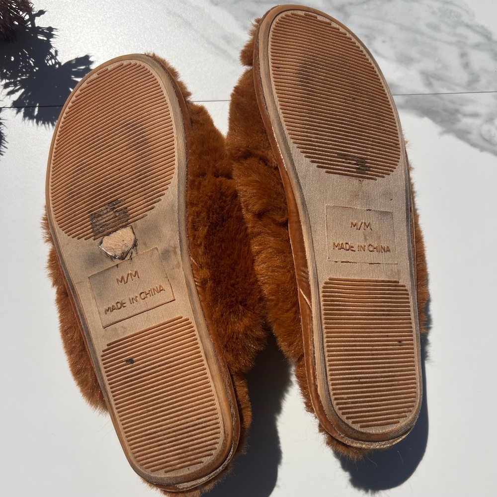 Gift with Purchase | Simons Slippers - Picture 3 of 5